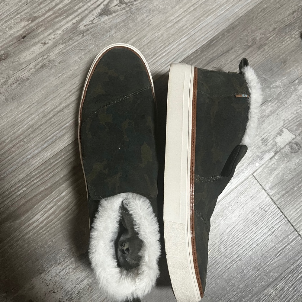 Women’s camo TOMS